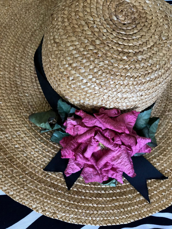 Romantic Straw Hat With A Rose